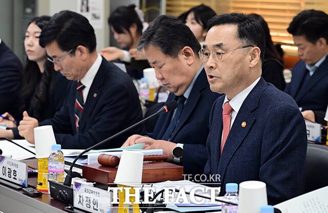 차정인 국가교육위원장(오른쪽)이 12일 오후 서울 종로구 정부서울청사에서 열린 국가교육위원회 65차 회의에 참석해 모두발언을 하고 있다. /임영무 기자