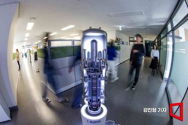 차세대 에너지원으로 소형 모듈 원자로(SMR)가 주목 받고 있다. 소형 모듈 원자로는 1000MW 이상의 출력을 내는 대형 원자로와 달리 300MW 미만의 작은 출력으로 주요 기기의 일체화를 통해 모듈 형태로 생산 가능한 원자로다. 사진은 대전 유성구 혁신형소형모듈원자로기술개발사업단에서 관계자들이 분주하게 움직이는 모습. 기사의 내용과 직접적 관련은 없음. 강진형 기자