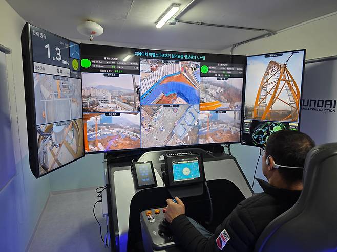 지난 5일 경기 과천 '디에이치 아델스타' 건설 현장에 마련된 '원격 조종실'에서 타워크레인 기사가 화면을 보며 자재 운반 작업을 하고 있다. 현대건설이 국내 최초로 도입한 이 시스템은 기사가 지상에서 카메라 9대를 통해 현장을 육안으로 살피며 조종할 수 있는 게 특징이다. 하루 8시간 이상 좁은 조종석에 갇혀 지내야 했던 타워크레인 기사들의 근무 환경을 개선하는 대안으로 주목받고 있다. /현대건설