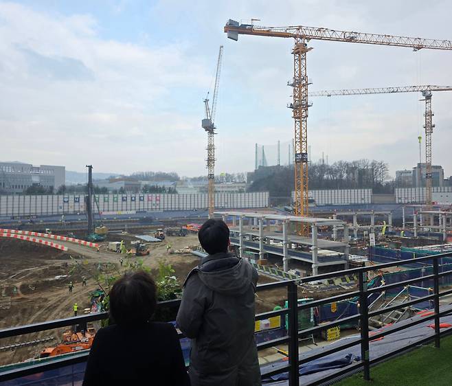 원격 조종되는 타워크레인의 모습. /현대건설