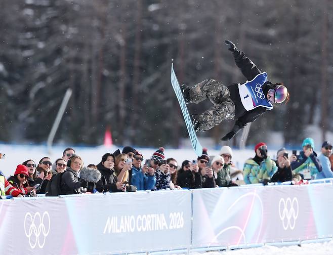 11일(현지시간) 이탈리아 리비뇨 스노파크에서 열린 2026 밀라노-코르티나담페초 동계올림픽 스노보드 여자 하프파이프 예선에 출전한 최가온이 경기를 펼치고 있다. /연합뉴스