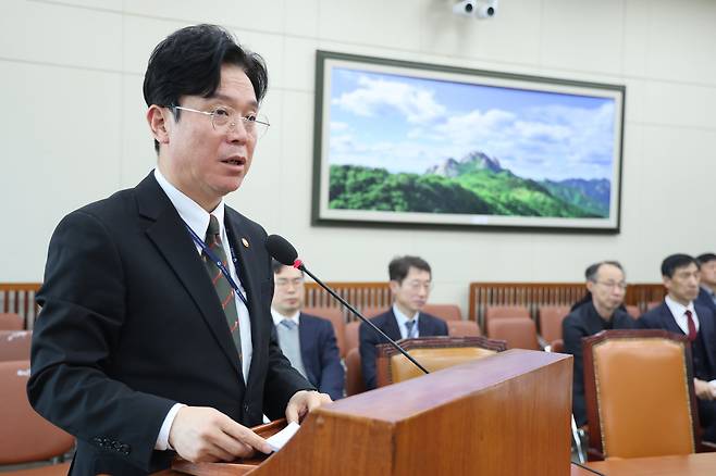 김영훈 고용노동부 장관이 12일 서울 여의도 국회에서 열린 기후에너지환경노동위원회 전체회의에서 발언하고 있다./뉴스1