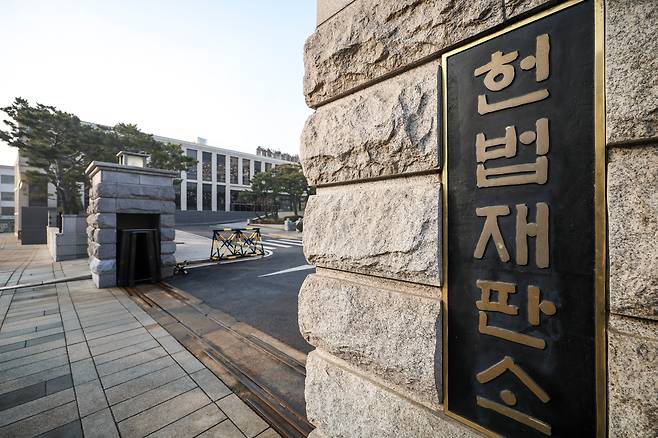 더불어민주당 주도로 추진 중인 '재판소원 허용법'(헌법재판소법 일부개정법률안)이 11일 국회 법제사법위원회(법사위)를 통과했다. 재판소원 허용법은 대법 상고심 등을 통해 확정된 법원 판결에 대해 헌법재판소의 결정에 반하는 취지로 재판하거나 적법 절차를 거치지 않는 등 기본권을 침해했을 시, 헌법소원심판을 청구할 수 있도록 허용하는 것이 핵심이다. 사진은 12일 서울 종로구 헌법재판소. /뉴시스