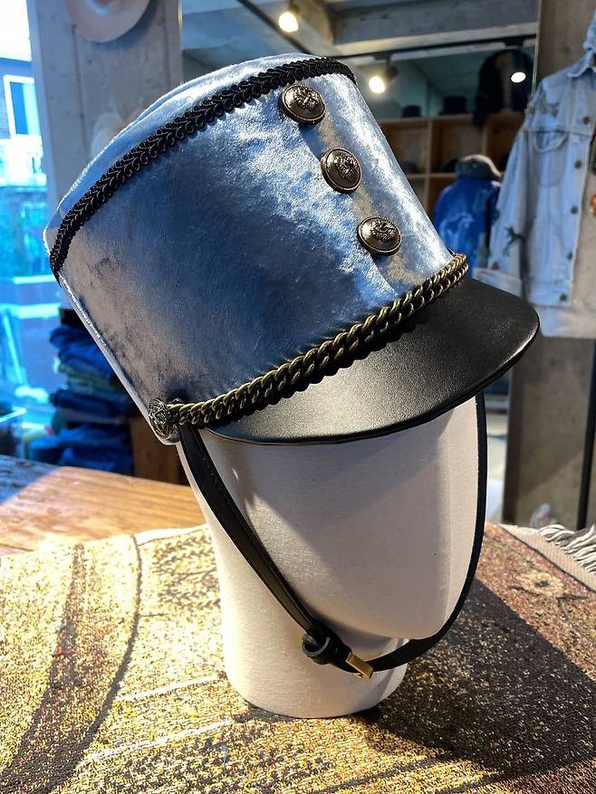 트와이스 채영의 첫 솔로 앨범 〈LIL FANTASY vol.1〉 뮤직비디오를 위해 주문 제작한 모자.