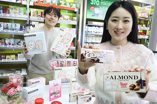 모델들이 이마트24에서 '슈야토야' IP를 활용해 선보이는 발렌타인 단독 기획세트를 소개하고 있다.ⓒ이마트24