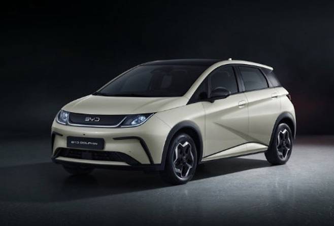 비야디(BYD)코리아가 11일 정식 판매를 시작한 소형 전기 해치백 돌핀. 기본 트림이 2450만 원으로 출시가 기준 국내 최저가 전기차다. BYD코리아 제공