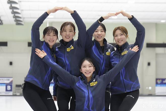 한국 여자 컬링 대표팀 ‘5G’는 2026 밀라노-코르티나담페초 겨울올림픽에서 한국 컬링 역사상 첫 금메달 획득에 도전한다. 사진은 올림픽을 앞두고 열린 미디어데이에서 카메라 앞에 선 5G의 모습.
진천=박형기 기자 oneshot@donga.com
