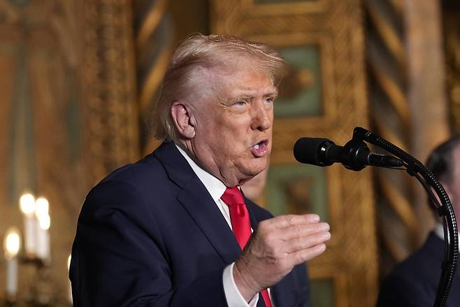 도널드 트럼프 미국 대통령이 22일(현지 시간) 플로리다주 팜비치의 마러라고 별장에서 기자회견하고 있다. 트럼프 대통령은 “지난주 해군이 발표한 신예 프리깃함(호위함) 건조는 한국의 한화와 협력할 것”이라고 말했다. 2025.12.23 [팜비치=AP/뉴시스]