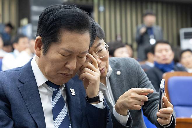 12일 서울 여의도 국회에서 열린 더불어민주당 의원총회에서 정청래 대표가 최기상 수석사무부총장과 대화하고 있다. 2026.2.12/뉴스1