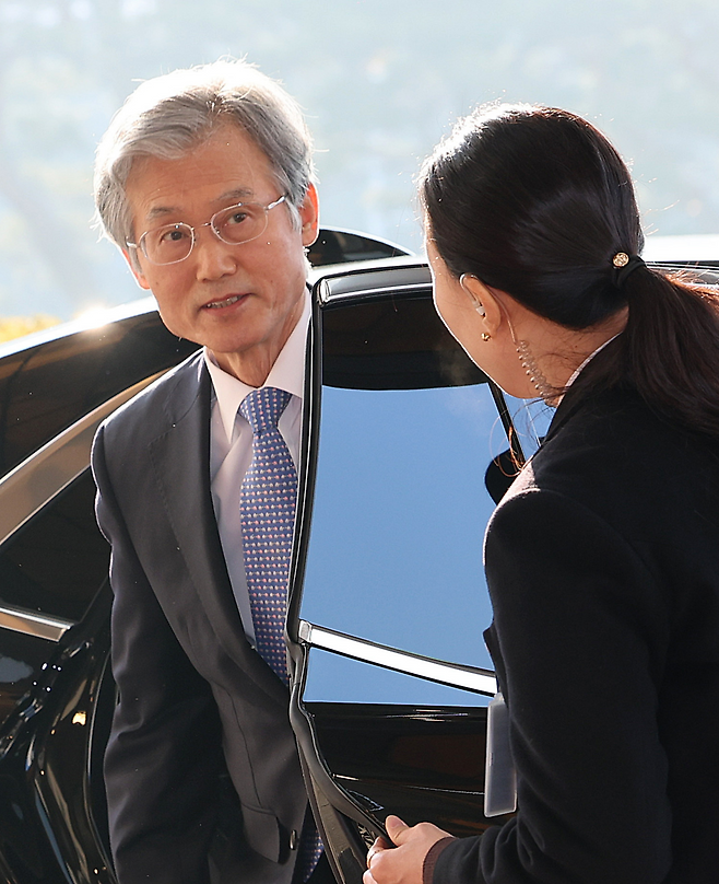 조희대 대법원장이 12일 오전 서울 서초구 대법원으로 출근하고 있다.  지난 11일 국회 법제사법위원회 전체회의에서 대법원이 확정한 판결에 대해서도 헌법소원을 할 수 있도록 한 ‘재판소원법’(헌법재판소법 개정안)과 대법관 수를 늘리는 ‘대법관 증원법’(법원조직법 개정안)이 더불어민주당 주도로 통과 됐다. 2026.02.12 [서울=뉴시스]