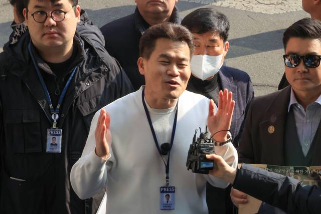 전 한국사 강사 전한길 씨가 이재명 대통령 명예훼손 혐의로 조사를 받기 위해 12일 서울 동작경찰서로 출석하며 경찰서 주변에서 기자회견을 하고 있다. [연합뉴스]