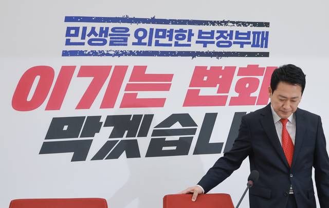 장동혁 국민의힘 당대표가 12일 국회 본청에서 이재명 대통령이 초청한 대통령-여야 양당 대표 오찬에 불참한다는 입장을 밝히기 위해 자리로 향하고 있다.[연합뉴스 사진]