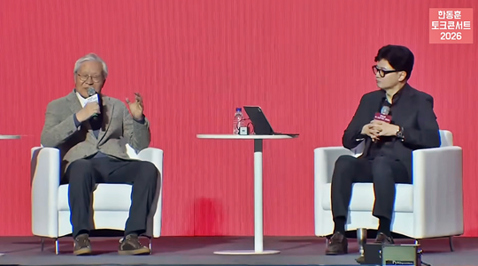 지난 2월 8일 서울 송파구 잠실실내체육관에서 약 1만5000명이 참석한 한동훈 전 국민의힘 당대표 토크콘서트에 패널로 참석한 조갑제(왼쪽) 전 월간조선 편집장이 발언하고 있다.[한동훈 전 법무부 장관 유튜브 채널 ‘한동훈’ 영상 갈무리]