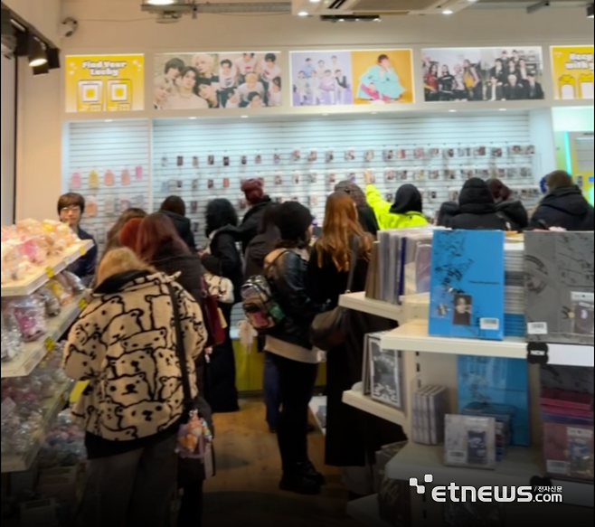 영국 런던 최중심부 그레이트 포틀랜드 스트리트에 문을 연 수집의 첫 플래그십 스토어 내부 모습.