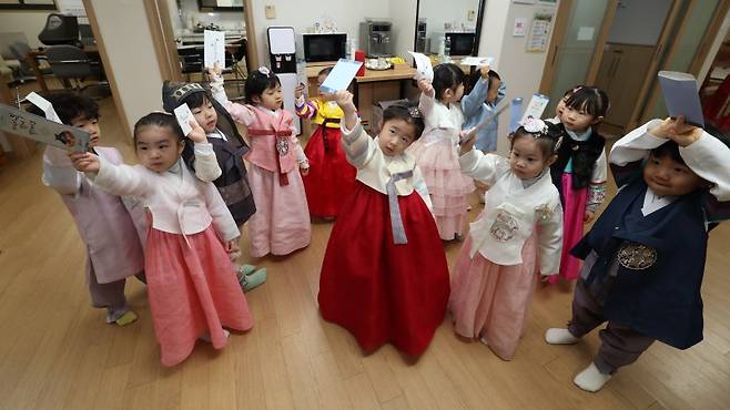 설 연휴를 앞둔 11일 서울 송파구 삼성아트 어린이집 어린이들이 문정래미안 경로당을 찾아 어르신들에게 세배를 한 뒤 세뱃돈이 든 봉투를 들어보이고 있다.(공동취재)