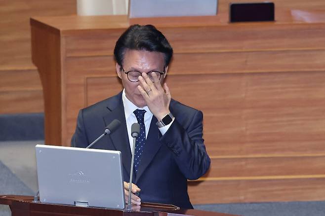 김민석 국무총리가 11일 서울 여의도 국회에서 열린 제432회국회(임시회) 제6차 본회의에서 황명선 더불어민주당 의원의 교육·사회·문화에 관한 질문에 답변하며 안경을 고쳐쓰고 있다. /사진=뉴스1