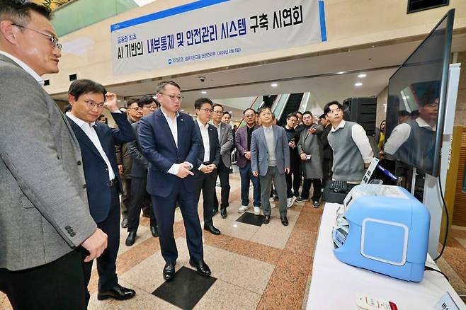 정진완 우리은행장(왼쪽 세번째)이 지난 5일 우리은행 본점에서 열린 ‘AI 기반 내부통제 및 안전관리 시스템’ 구축 시연회에 참여했다. 우리은행 제공