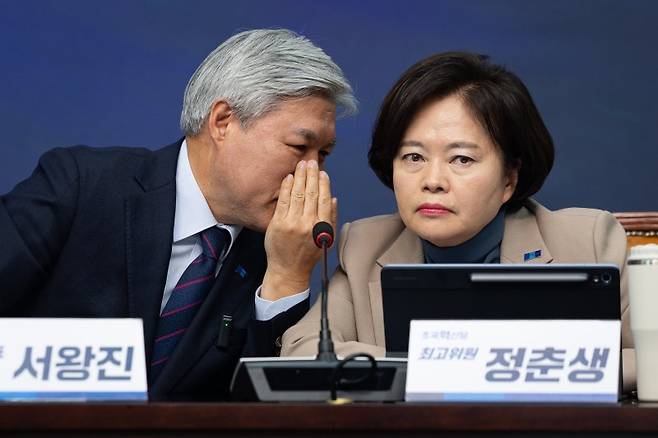 서왕진 조국혁신당 원내대표와 정춘생 최고위원이 2일 서울 여의도 국회에서 열린 최고위원회의에서 대화하고 있다. 뉴스1