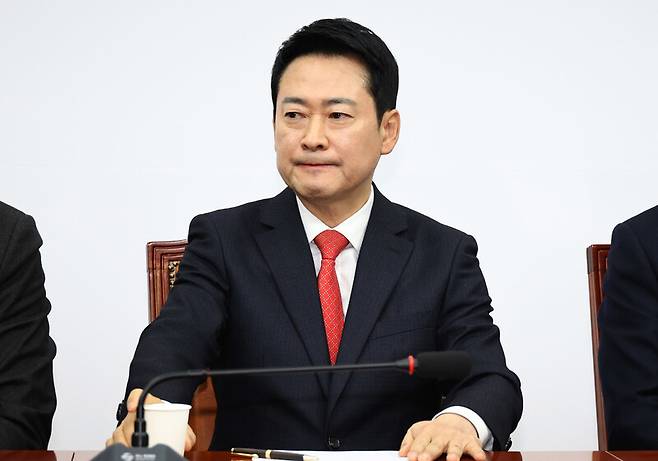 장동혁 국민의힘 대표가 12일 국회에서 열린 최고위원회의에서 굳은 표정으로 송언석 원내대표의 발언을 듣고 있다. 윤운식 선임기자 yws@hani.co.kr