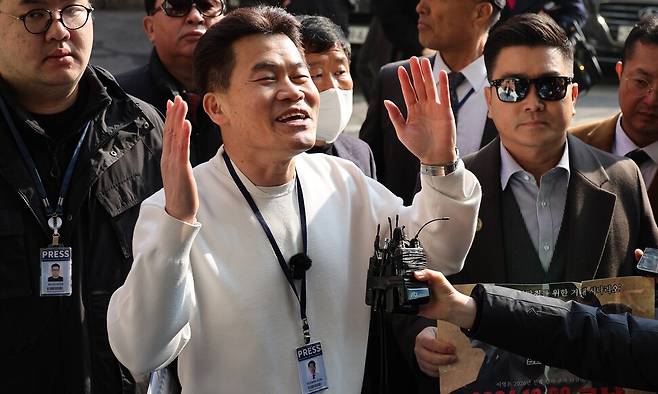 이재명 대통령과 김현지 청와대 제1부속실장에 대한 허위 사실 유포 혐의로 고발된 한국사 강사 출신 유튜버 전한길씨가 12일 오전 서울 동작구 동작경찰서에 피의자로 소환돼 조사를 받으러 들어가기에 앞서 입장을 밝히고 있다. 류우종 선임기자 wjryu@hani.co.kr