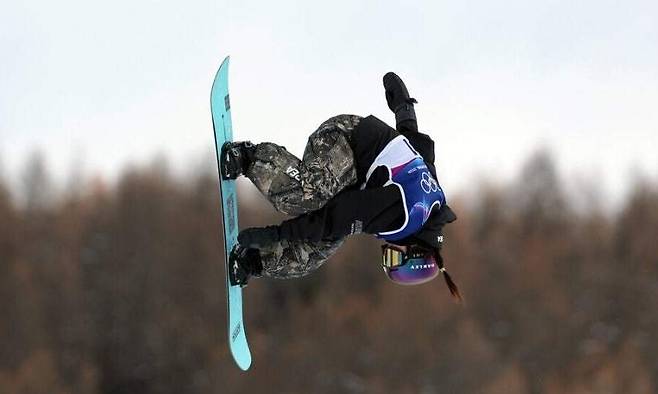 최가온이 11일(한국시각) 이탈리아 리비뇨 스노파크에서 열린 2026 밀라노·코르티나담페초 겨울올림픽 스노보드 여자 하프파이프 예선에서 경기를 펼치고 있다. 리비뇨/연합뉴스