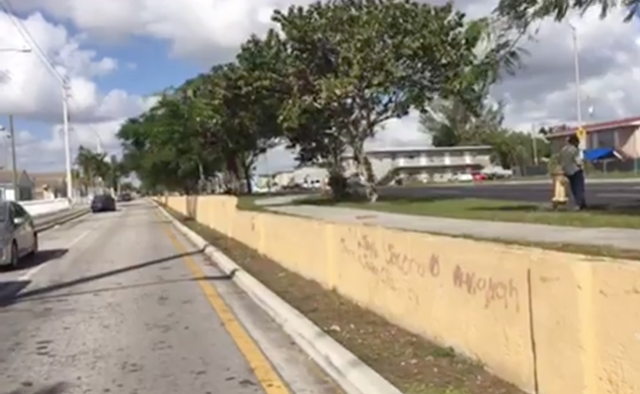 미국 플로리다 리버티시티에 남아 있는 인종 주거 분리 담장. 주거-생활권을 분리하는 '담장'은 여러 변주된 형태로 지금도, 어쩌면 더 당당하게 자리 잡고 있다. wlrn.org