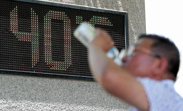 기상관측 이래 가장 강하고 긴 폭염이 지속됐던 2018년 여름, 서울 성수동의 한 공원에 설치된 온도계가 40도까지 치솟아 있다. 뉴스1