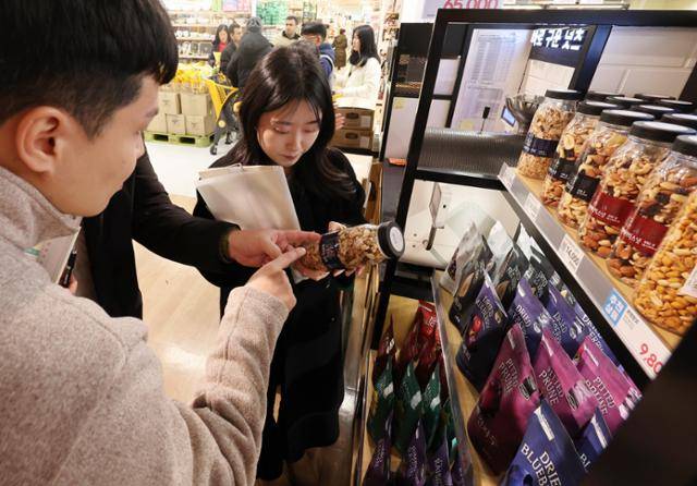 설날을 2주가량 앞둔 3일 광주 서구 한 대형마트에서 광주시와 자치구, 한국환경공단 등 합동점검반이 과대포장 및 분리배출 표시를 점검하고 있다. 연합뉴스