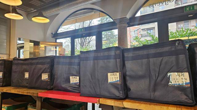 9일 밀라노 급식지원센터에 종목별 보온도시락이 담겨 있다. 밀라노=김진주 기자