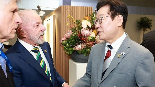 이재명 대통령이 22일(현지시간) 주요 20개국(G20) 정상회의가 열린 남아프리카공화국 요하네스버그 나스렉 엑스포센터에서 루이스 이나시우 룰라 다시우바 브라질 대통령과 환담을 나누고 있다. 2025.11.23 [연합뉴스/G20 조직위 제공]