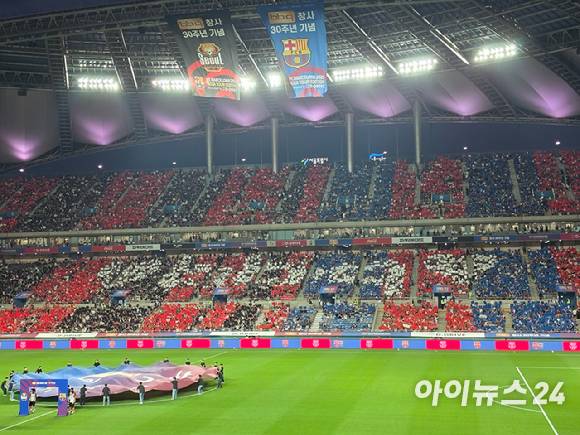 지난해 서울 월드컵경기장서 열린 '2025 FC바르셀로나 아시아투어–FC서울 친선경기'에서 진행된 '아이러브 BBQ(I♡BBQ)' 카드 섹션 퍼포먼스. [사진=전다윗 기자]