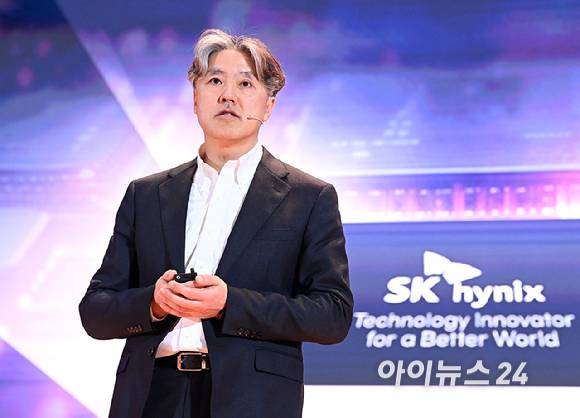 이승훈 SK하이닉스 부사장이 11일 서울 강남구 코엑스에서 열린 세미콘 코리아 2026에서 기조 연설을 하고 있다.[사진=곽영래 기자]
