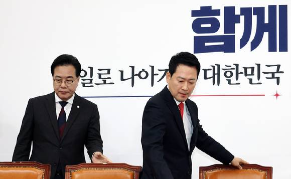 국민의힘 장동혁 대표(오른쪽)와 송언석 원내대표가 12일 국회에서 열린 최고위원회의에 입장하고 있다. 2026.2.12 [사진=연합뉴스]