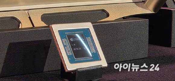 1월 6일(현지시간) 미국 라스베이거스에서 열린 CES 2026 기간 퐁텐블로 호텔에 마련된 엔비디아 전시관에서 살펴본 '베라루빈' GPU. [사진=박지은 기자]