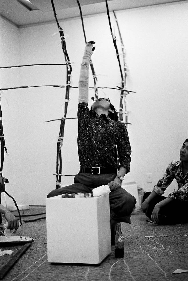 깁스해 구부러지지 않는 오른팔의 존재감을 부각한 ‘건빵 먹기’(1977) 퍼포먼스 장면. [사진 페이스갤러리]