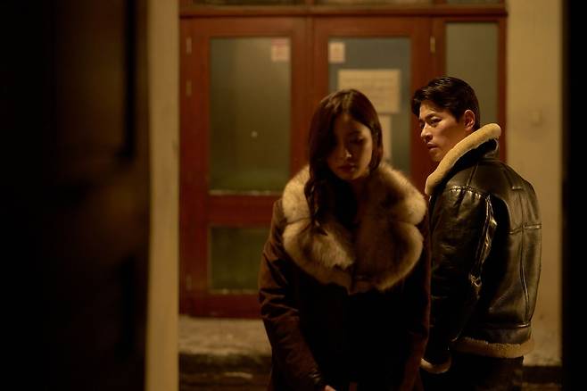 영화 ‘휴민트’ 속 한 장면. 북한 보위성 요원 박건(박정민)이 옛 연인 채선화(신세경)에게 사라지듯 떠난 이유를 묻는다. [사진 NEW]