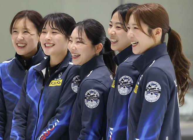 2026 밀라노·코르티나담페초 동계올림픽을 앞두고 27일 충북 진천선수촌 컬링장에서 컬링대표팀 선수들이 인터뷰를 하던 중 밝게 웃고 있다. 왼쪽부터 김은지, 설예은, 김수지, 김민지, 설예지.연합뉴스