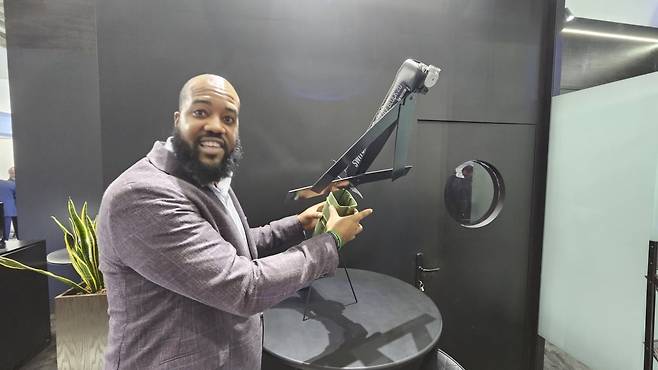 저스틴 맥팔린 AV 부사장이 WDS 2026에서 자폭 드론 '스위치블레이드 300'을 소개하고 있다. 사진=원종환 기자