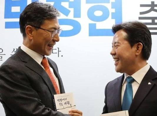 박정현 부여군수(오른쪽)와 안희정 전 충남지사가 출판기념회에서 악수를 나누는 모습. /출처=박정현 부여군수 페이스북