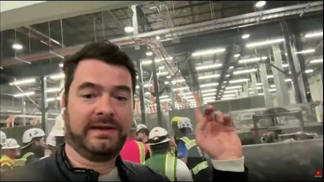 xAI의 슈퍼컴퓨팅 리드인 하인리히 커틀러가 지난 11일(현지시간) 공개된 전사회의 영상를 통해 테네시주 멤피스에 있는 데이터센터 '콜로서스2' 내부를 설명하고 있다. xAI 제공