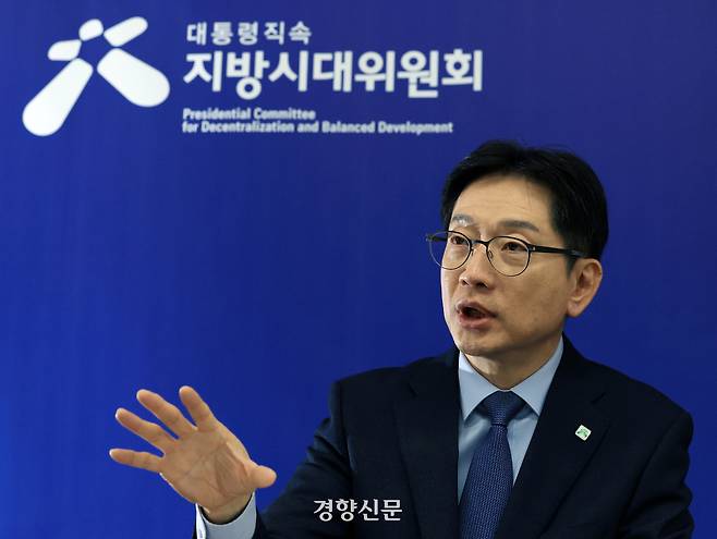 김경수 대통령직속 지방시대위원회 위원장이 지난달 8일 정부서울청사내 서울사무소에서 ‘수도권 쏠림 현상과 지방 균형 발전’ 등과 관련해 인터뷰를 하고 있다. 서성일 선임기자