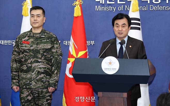 안규백 국방부 장관이 12일 서울 용산구 국방부 브리핑실에서 헌법존중 정부혁신 TF 활동결과를 발표하고 있다. 권도현 기자