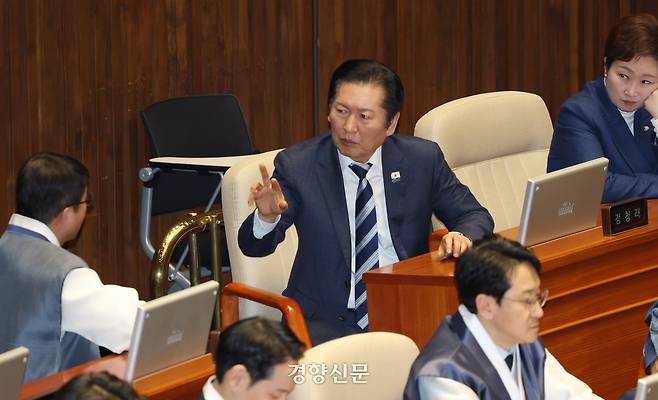 정청래 더불어민주당 대표(가운데)가 12일 국회 본회의에서 한병도 원내대표(왼쪽)와 대화하고 있다. 박민규 선임기자