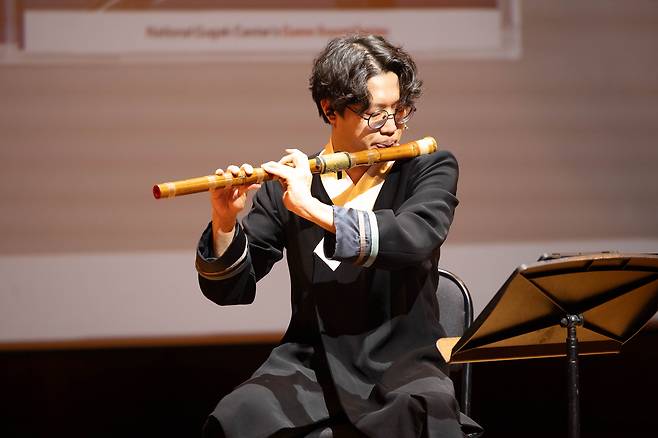 12일 서울 서초구 국립국악원 풍류사랑방에서 열린 <국립국악원 게임 사운드 시리즈 쇼케이스 2026>에서 국립국악원 창작악단의 한 단원이 대금을 연주하고있다. 국립국악원 제공