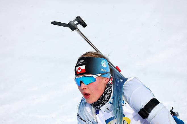 그린란드 출신 우칼렉 슬레테르마르크가 지난 11일 이탈리아 안테르셀바에서 열린 바이애슬론 여자 15㎞ 개인전에서 레이스를 하고 있다. 안테르셀바 | 로이터연합뉴스