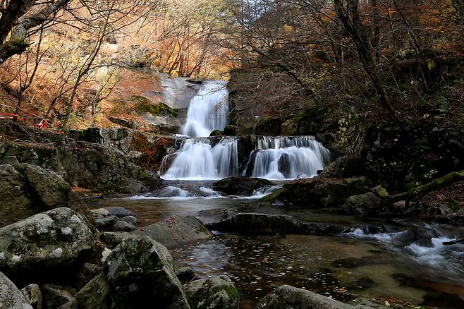 Idan Falls on Bangtaesan in Inje, Gangwon Province (Inje County Office)