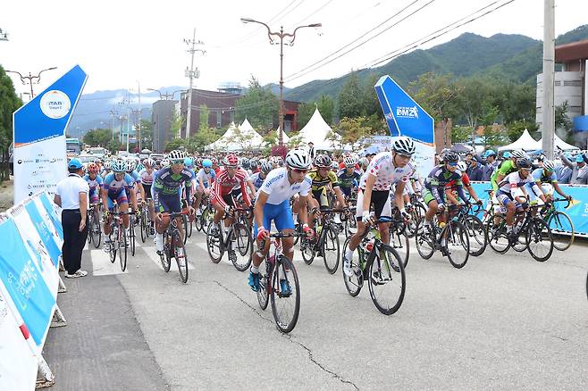 The Tour de DMZ cycling competition runs 533 kilometers along the North Korean border and is held in partnership with Gangwon Province, Gyeonggi Province and Incheon. (Inje County Office)