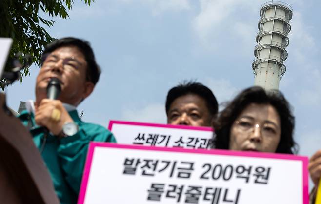 Mapo District Office head Park Kang-soo, left, is seen during a press conference against building a new waste incineration plant in the district at a venue in Mapo District, western Seoul on June 9, 2025. [NEWS1]
