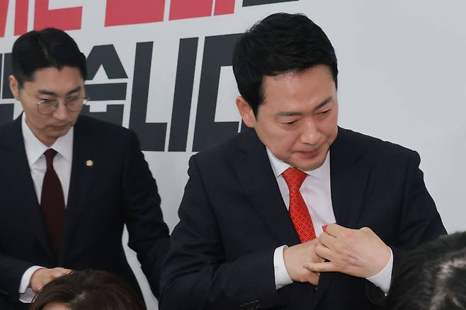 국민의힘 장동혁 대표가 12일 국회에서 이재명 대통령과의 오찬에 불참하는 것과 관련해 입장을 밝힌 뒤 이동하고 있다. 연합뉴스