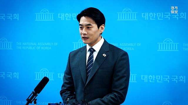 한준호 더불어민주당 의원이 12일 오전 서울 여의도 국회 소통관에서 기자회견 후 백브리핑을 하고 있다. 이상현 인턴PD